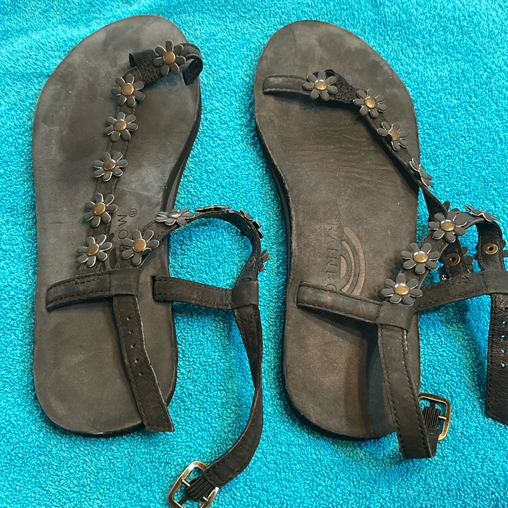 Size 8 gently used Rainbow sandals